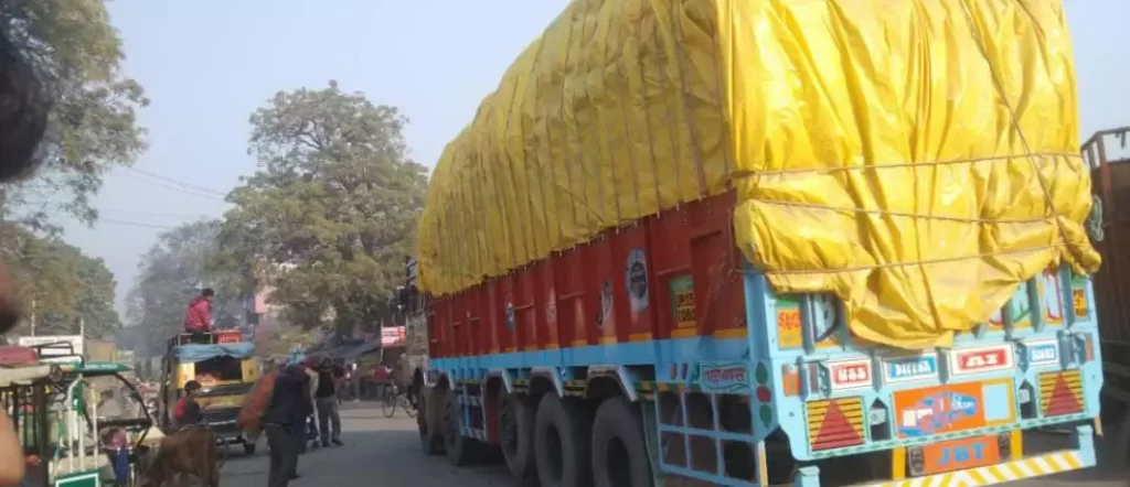 वाहनों पर रोक लगाने की शासन के तमाम कवायद के बाद भी ओवरलोड वाहनों का संचालन बेधड़क हो रहा है