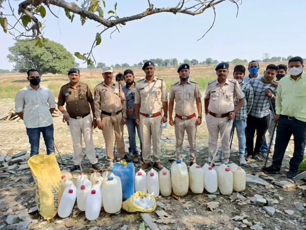 आबकारी विभाग के उड़नदस्ता टीम द्वारा अवैध मदिरा के खिलाफ कार्रवाई में हाथभठ्ठी महुआ शराब एवं महुआ लाहन की जप्ती की गई