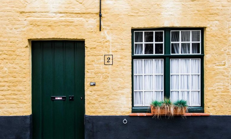 actress-revealing-dress-street-controversy