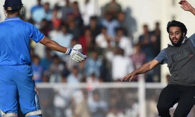 dhoni-fan-of-14-crore-player