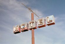 hardik-pandya-mahika-romantic-kiss