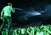 millionaire-singer-live-show-liplock