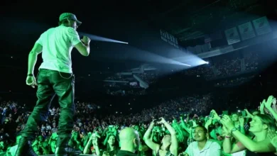 millionaire-singer-live-show-liplock