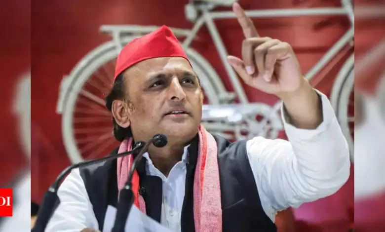 akhilesh-yadav-effigy-burning-bjp-mla