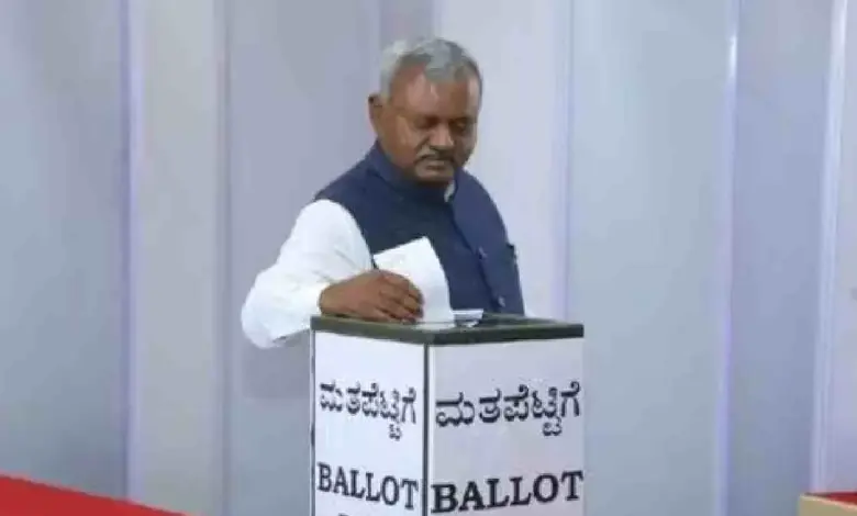 cross-voting-mla-son-breaks-relationship