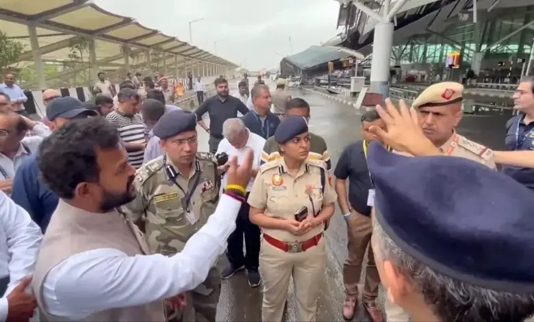 delhi-airport-aircraft-wings-collision