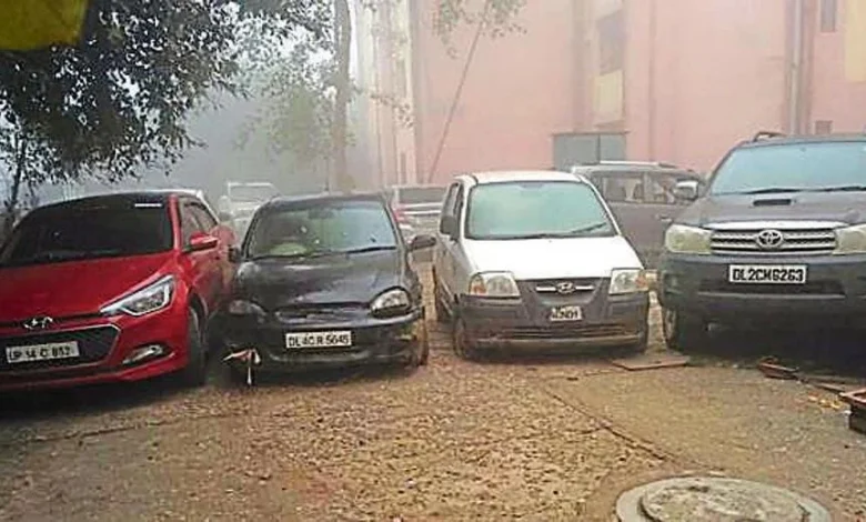 delhi-assembly-gate-breaking-car-arrested-driver