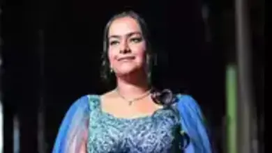 father-eats-with-daughters-body