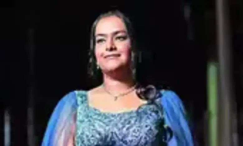 father-eats-with-daughters-body