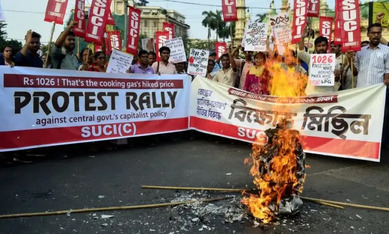 gas-price-hike-noida-workers-protest