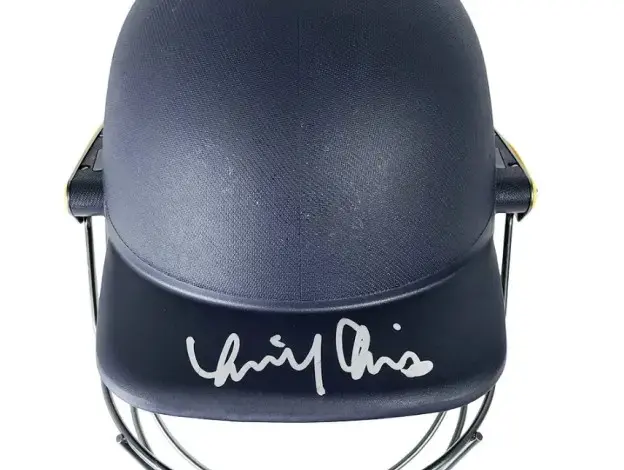 mi-vs-rcb-kohli-gloves-helmet