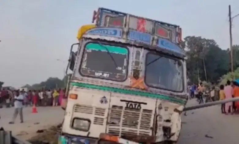 mirzapur-road-accident-truck-bolero-collision
