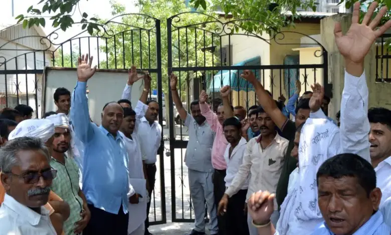 noida-workers-protest-salary-hike