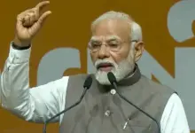 pm-modi-tries-famous-jhalmuri-bengal