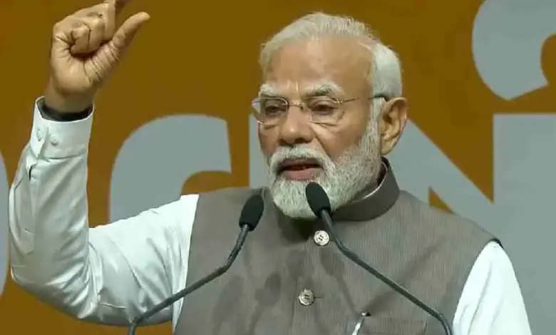 pm-modi-tries-famous-jhalmuri-bengal