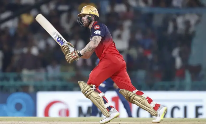 rcb-player-superman-blinder-catch