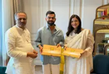 virat-anushka-visit-saint-premanand