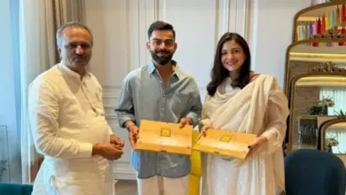 virat-anushka-visit-saint-premanand