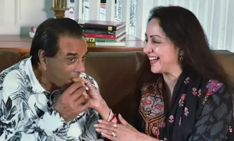 hema-malini-crying-in-memory-of-dharmendra