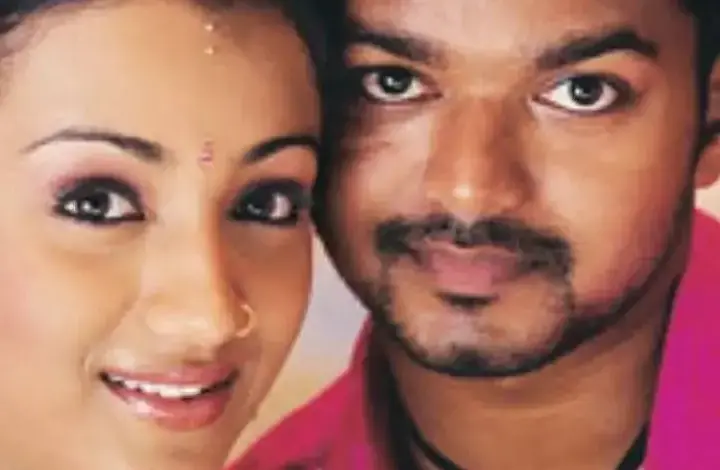 trisha-krishnan-thumbs-up-vijay-house
